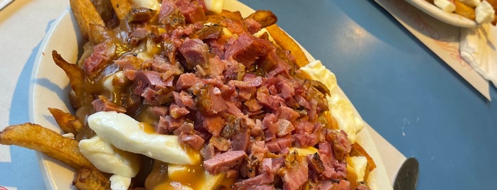 Lafayette Hot Dog is one of TOP Poutine Montreal.