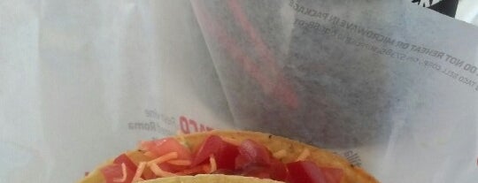 Taco Bell is one of Travisさんのお気に入りスポット.