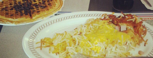 Waffle House is one of Locais curtidos por Gunsser.