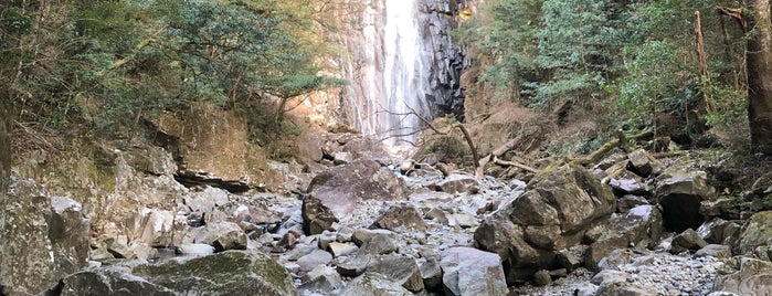 矢研の滝 is one of 日本の滝百選.