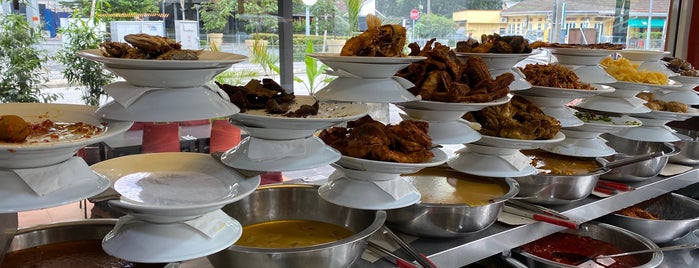 Restoran Puti Bungsu Batam Masakan Padang is one of Worth Trying in Selangor & KL Part 1.