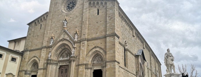 Piazza del Duomo is one of Tempat yang Disukai Alan.