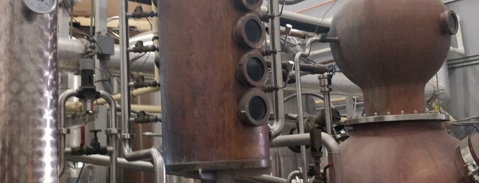 Cayman Spirits Distillery is one of Laura'nın Kaydettiği Mekanlar.