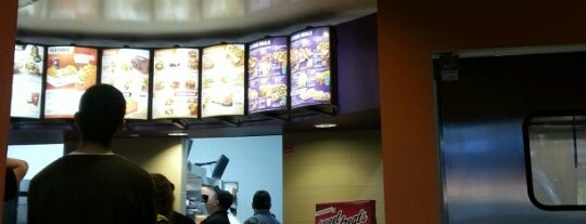 Taco Bell is one of Locais curtidos por Tayyar.