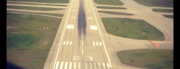 T.F. Green Airport (PVD) is one of Sneakshot'un Beğendiği Mekanlar.