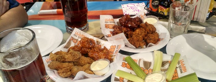 Hooters is one of Lugares favoritos de Ross.