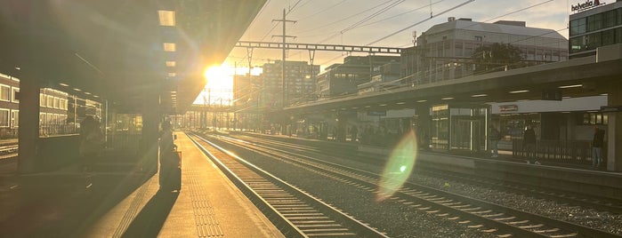 Bahnhof Zürich Altstetten is one of Bahnhöfe CH.