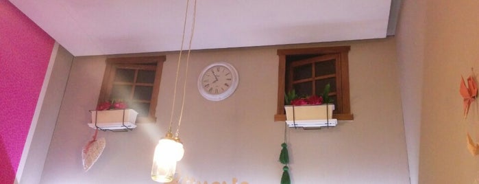Meyvi is one of Cafés y restaurantes bonitos en Donosti.
