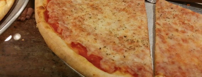 Mama's Pizza is one of Tempat yang Disukai Jason.