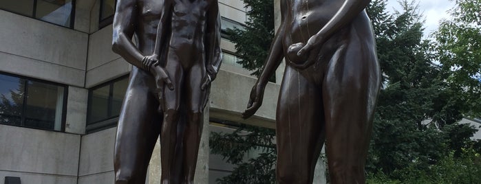Naked People Statue is one of To go to.