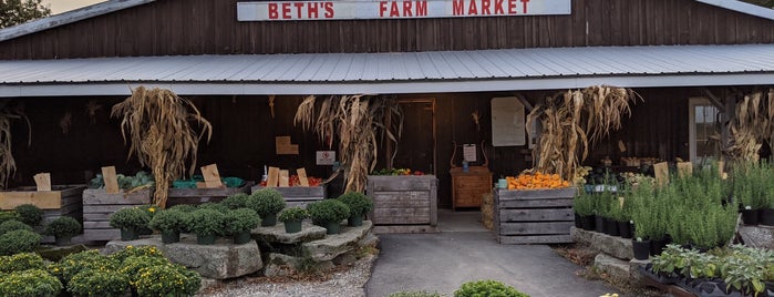 Beth's Farm Market is one of Marcia’s Liked Places.