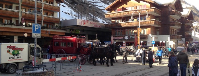 Tourist Office Zermatt is one of Orte, die Y gefallen.