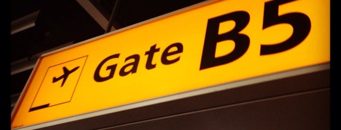 Gate B5 is one of Lugares favoritos de Enrique.