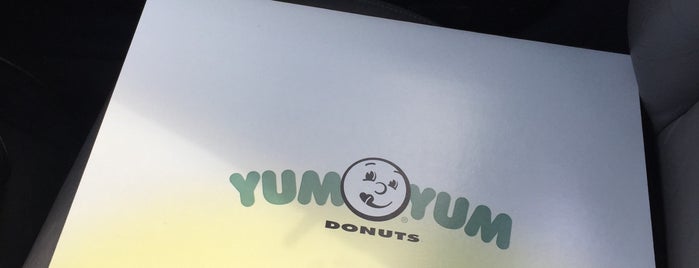 Yum Yum Donuts is one of Tempat yang Disukai Tina.
