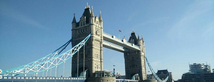 タワーブリッジ is one of London to see.