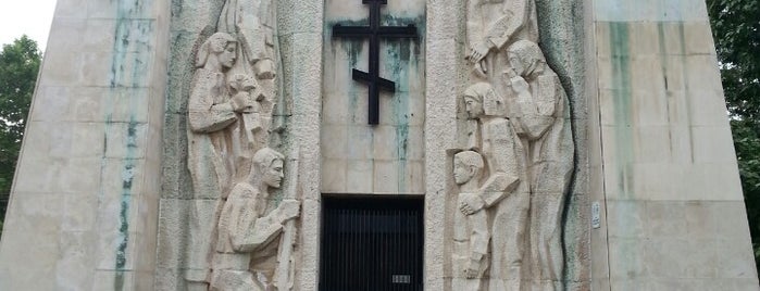Паметник-костница на Ботевите четници is one of 100 национални туристически обекта.