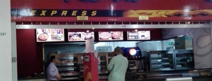 Pizza Hut is one of Tempat yang Disukai ꌅꁲꉣꂑꌚꁴꁲ꒒.