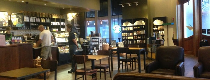 Starbucks is one of Orte, die Monica gefallen.