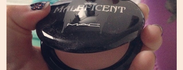 MAC Cosmetics is one of Nicholaさんのお気に入りスポット.