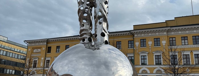 Talvisodan muistomerkki is one of Helsinki.
