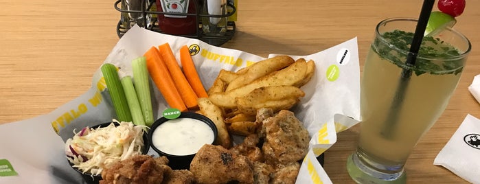 Buffalo Wild Wings is one of Lieux qui ont plu à Fuad.