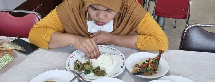 Sederhana Rawamangun is one of Lunch Places.