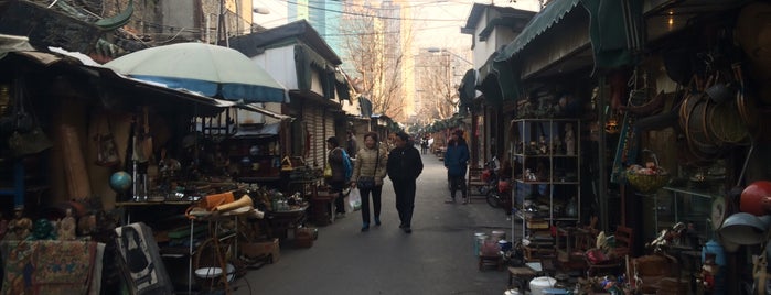 Dongtai Rd Antique Market is one of สถานที่ที่ tina 🏄🏻‍♀️ 🎟🎹🎼🍜🍣🥃 ถูกใจ.