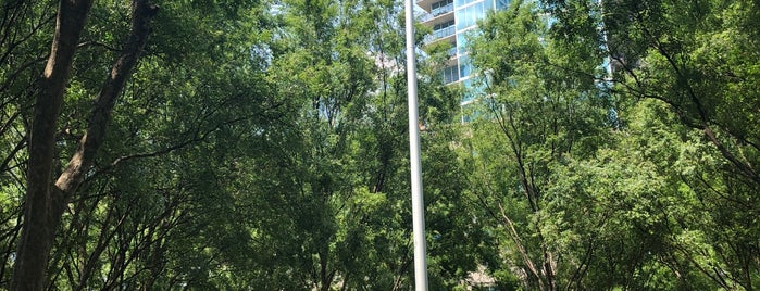 Jack Guynn Plaza@ The Federal Reserve Gardens is one of Locais curtidos por Chia.