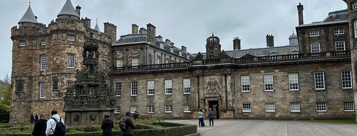Palace of Holyroodhouse is one of Edimburgo.