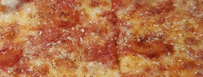 New York Pizza Suprema is one of Lugares favoritos de Eric.