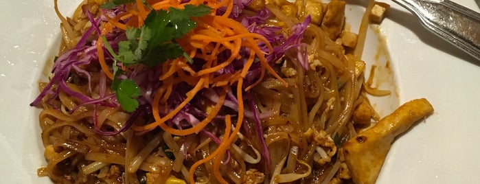 Aloy Thai Cuisine is one of Lugares favoritos de Eric.