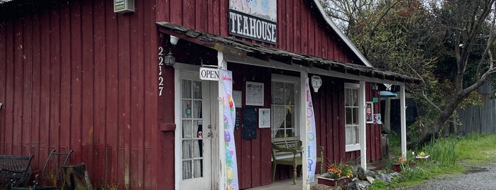 Columbia Kate's Teahouse & Boutique is one of Place.