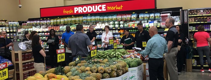 Grocery Outlet is one of สถานที่ที่ Erik ถูกใจ.