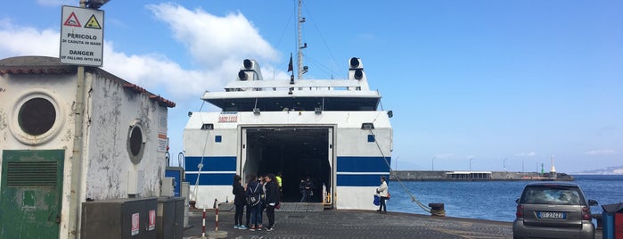 Caremar (ferry to Napoli) is one of Orte, die Di gefallen.