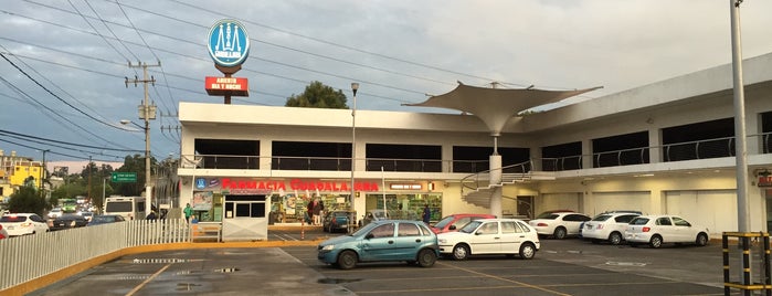 Farmacia Guadalajara is one of สถานที่ที่ Manuel ถูกใจ.