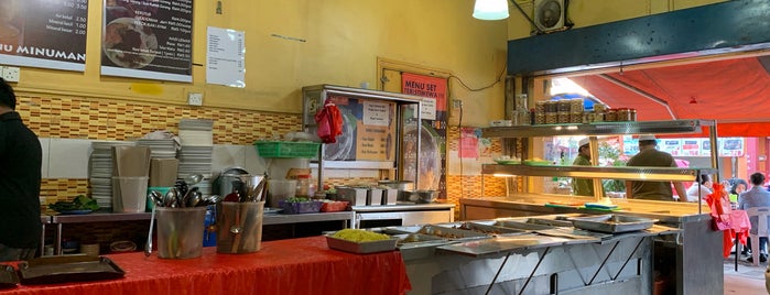 Restoran Nasi Berlauk Wau Bulan is one of Tempat yang Disukai ꌅꁲꉣꂑꌚꁴꁲ꒒.