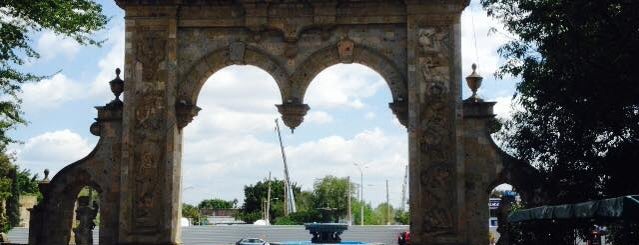 Los Arcos de Zapopan is one of Tempat yang Disukai Poncho.