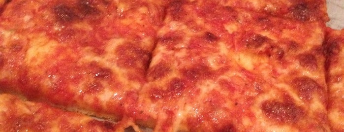 Farinacci's Pizza is one of Locais curtidos por Scott.