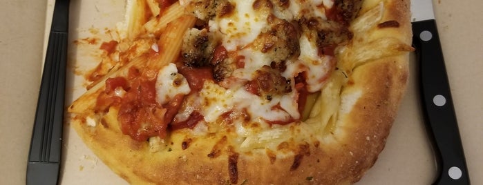 Domino's Pizza is one of สถานที่ที่ Trish ถูกใจ.
