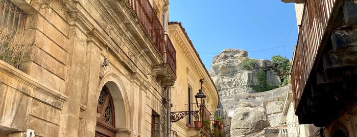 Castiglione di Sicilia is one of Taormina.
