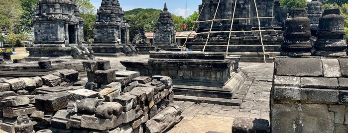 Candi Lumbung is one of Jogja top places.