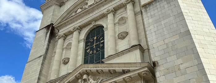 Église Saint-Pierre is one of 15-23.