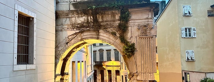 Arco Di Riccardo is one of Triest.