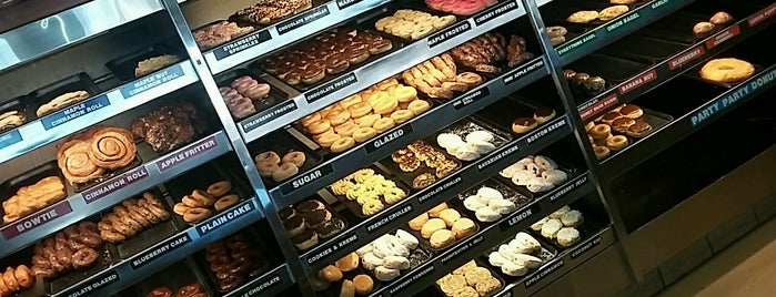 Donut Mart is one of Must do in Burque!.