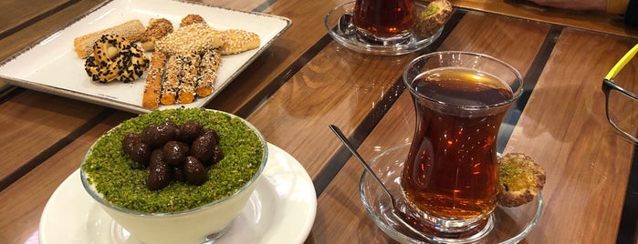 Gümüş Pastanesi is one of Posti che sono piaciuti a Lale.