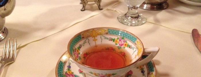 Queen Mary Tea Room is one of Posti che sono piaciuti a Glo.