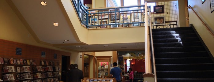 Redwood City Main Library is one of Eric'in Beğendiği Mekanlar.