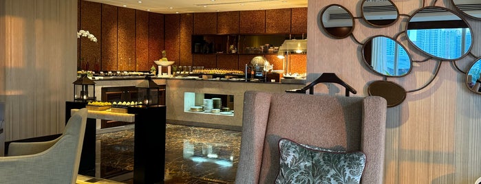 Fairmont Gold Lounge is one of Must try.