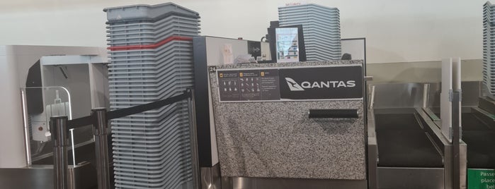 Qantas Check-in is one of สถานที่ที่ Trevor ถูกใจ.