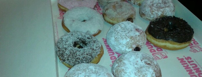 Dunkin' is one of Lugares favoritos de Maa.
